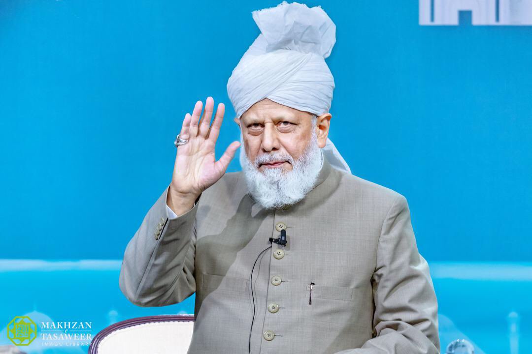 makhzanteam's tweet photo. Hazrat Khalifatul Masih V (aba) bidding farewell on the conclusion of Jalsa Salana UK 2019 Hadeeqatul Mahdi, Hampshire, UK — 4th August 2019 #JalsaUK #JalsaConnect https://t.co/t6D79SqoD5