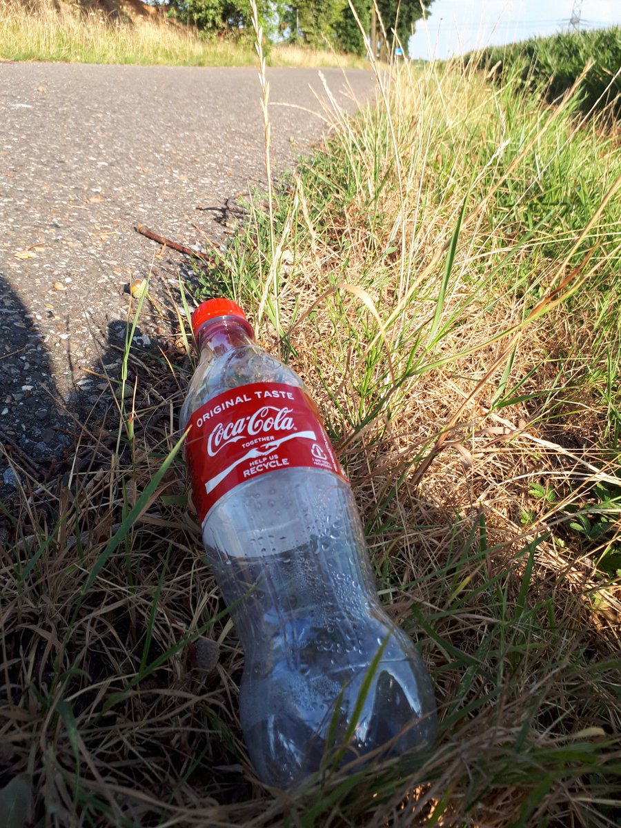 Even #schoonwandelen voordat volgende week de berm wordt  gemaaid. Bijna 70 drankverpakkingen: 1 met #statiegeld (flesje rechtsboven van <a href="/Heineken_NL/">Heineken NL</a> is weg werp).  Zegt genoeg <a href="/SvVeldhoven/">Stientje v Veldhoven</a>. 
#ccrf +2 <a href="/CocaCola_NL/">Coca-Cola Nederland</a> 
<a href="/litterati/">Litterati</a> <a href="/LitteratiTeam/">Team Litterati Nederland</a> <a href="/GocleanD/">Stichting GoClean De Liemers</a>
