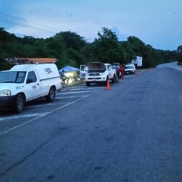 somosnoticiacol's tweet image. Trabajadores de @salaprensaCantv de #ciudadojeda repararon fibra óptica dañada en la Lara Zulia y que afectaba varias comunidades de la COL los trabajos duraron hasta altas horas de la noche, cuando regresaban a Ojeda fueron detenidos por IMPOL hasta las 4:30 de la madrugada