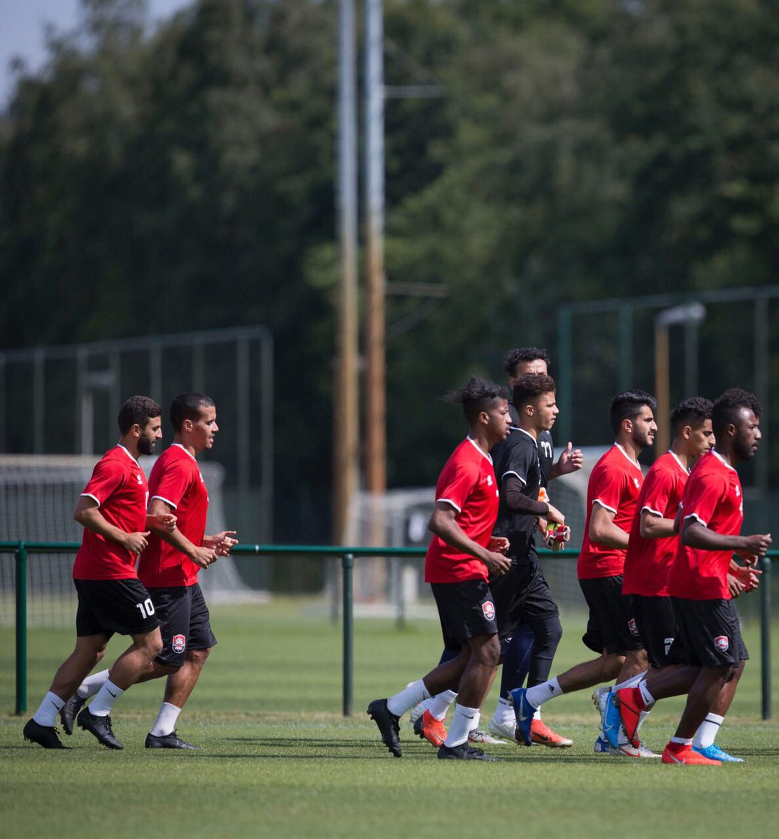 alraedclub's tweet photo. 📃| واصل فريق #الرائد اليوم الخميس تدريباته في ملعب نادي جينك البلجيكي خلال معسكره الحالي وشهدت التمارين تطبيق المدرب بيسنيك هاسي لعدد من الجمل التكتيكية للفريق  

#معسكر_الرائد_بلجيكا https://t.co/YFY4kDpX4S