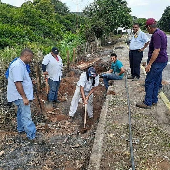somosnoticiacol's tweet image. Trabajadores de @salaprensaCantv de #ciudadojeda repararon fibra óptica dañada en la Lara Zulia y que afectaba varias comunidades de la COL los trabajos duraron hasta altas horas de la noche, cuando regresaban a Ojeda fueron detenidos por IMPOL hasta las 4:30 de la madrugada