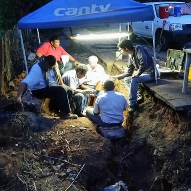 somosnoticiacol's tweet image. Trabajadores de @salaprensaCantv de #ciudadojeda repararon fibra óptica dañada en la Lara Zulia y que afectaba varias comunidades de la COL los trabajos duraron hasta altas horas de la noche, cuando regresaban a Ojeda fueron detenidos por IMPOL hasta las 4:30 de la madrugada