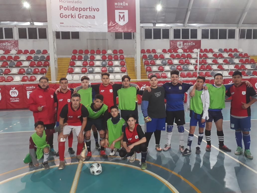 DeportesMoron's tweet photo. ¿CONOCÉS NUESTRAS LIGAS MUNICIPALES?
Los chicos del distrito se divierten en nuestras ligas municipales. Por ejemplo con futsal masculino y femenino. Mirá las diferentes propuestas deportivas que tenemos por todos los barrios https://t.co/AWsSf1HiOh https://t.co/XfOyUquEyh