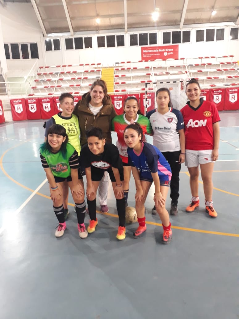 DeportesMoron's tweet photo. ¿CONOCÉS NUESTRAS LIGAS MUNICIPALES?
Los chicos del distrito se divierten en nuestras ligas municipales. Por ejemplo con futsal masculino y femenino. Mirá las diferentes propuestas deportivas que tenemos por todos los barrios https://t.co/AWsSf1HiOh https://t.co/XfOyUquEyh