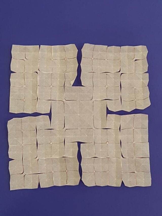 秘伝千羽鶴折形 ( 百鶴 ) 初めて 挑戦してます。作品を見ながら、図案
