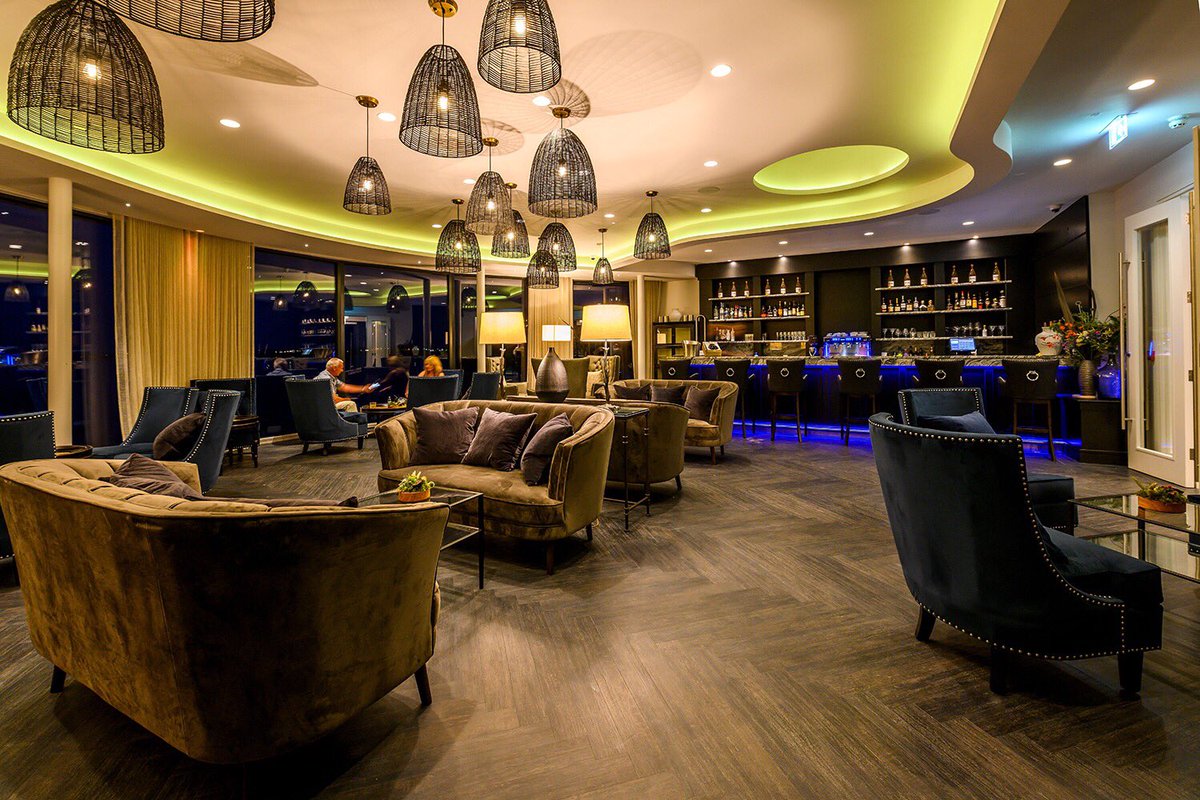 CarbisBayEstate's tweet photo. The new Story by the Sea Lounge Bar after dark 🤩🍹🌊 https://t.co/bBZhr8O0mS