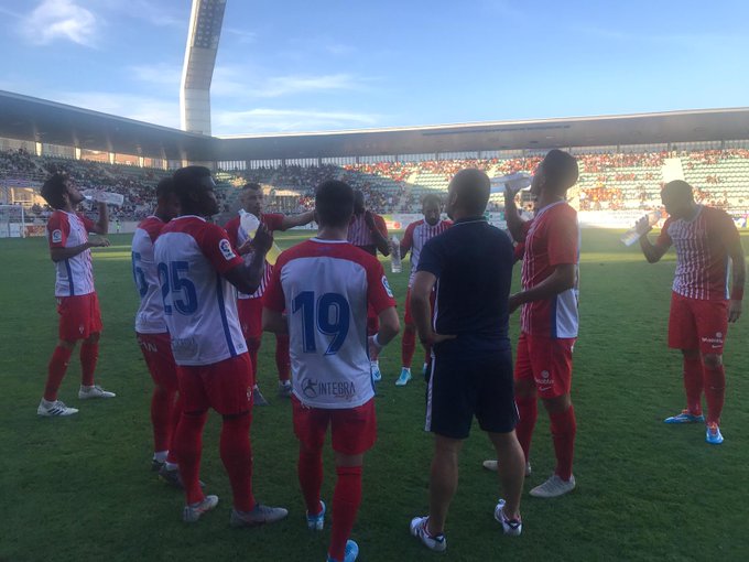 Los jugadores del Sporting, durante el parón para hidratación (Foto: RSG).