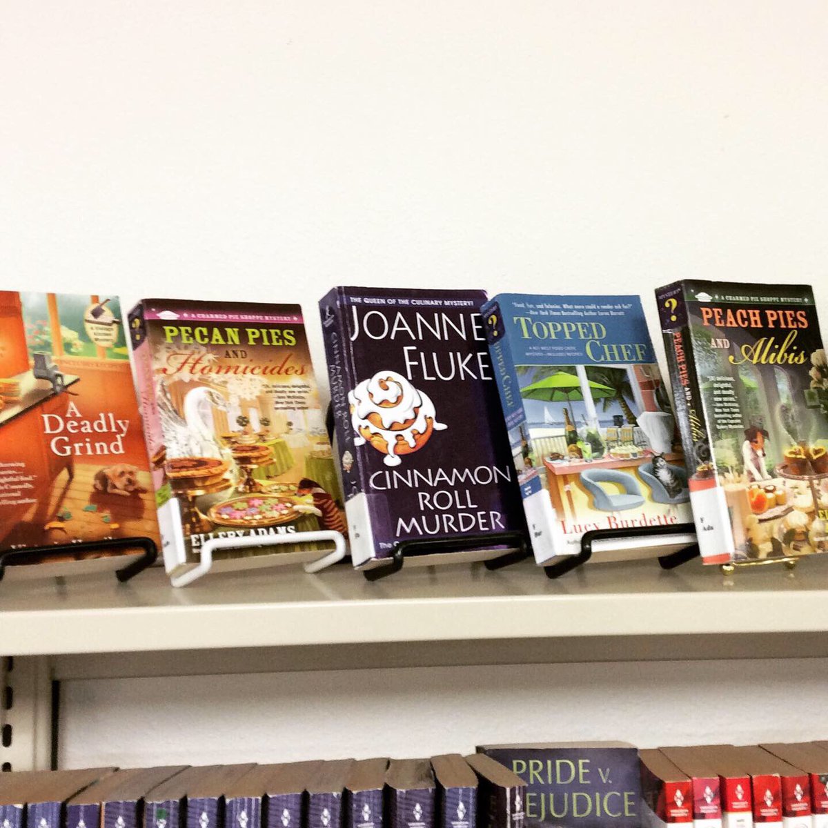 DelLibrary's tweet image. Stop by and check out our display of books with recipes! #DelawareCountyLibrary #bookdisplay #readandcook