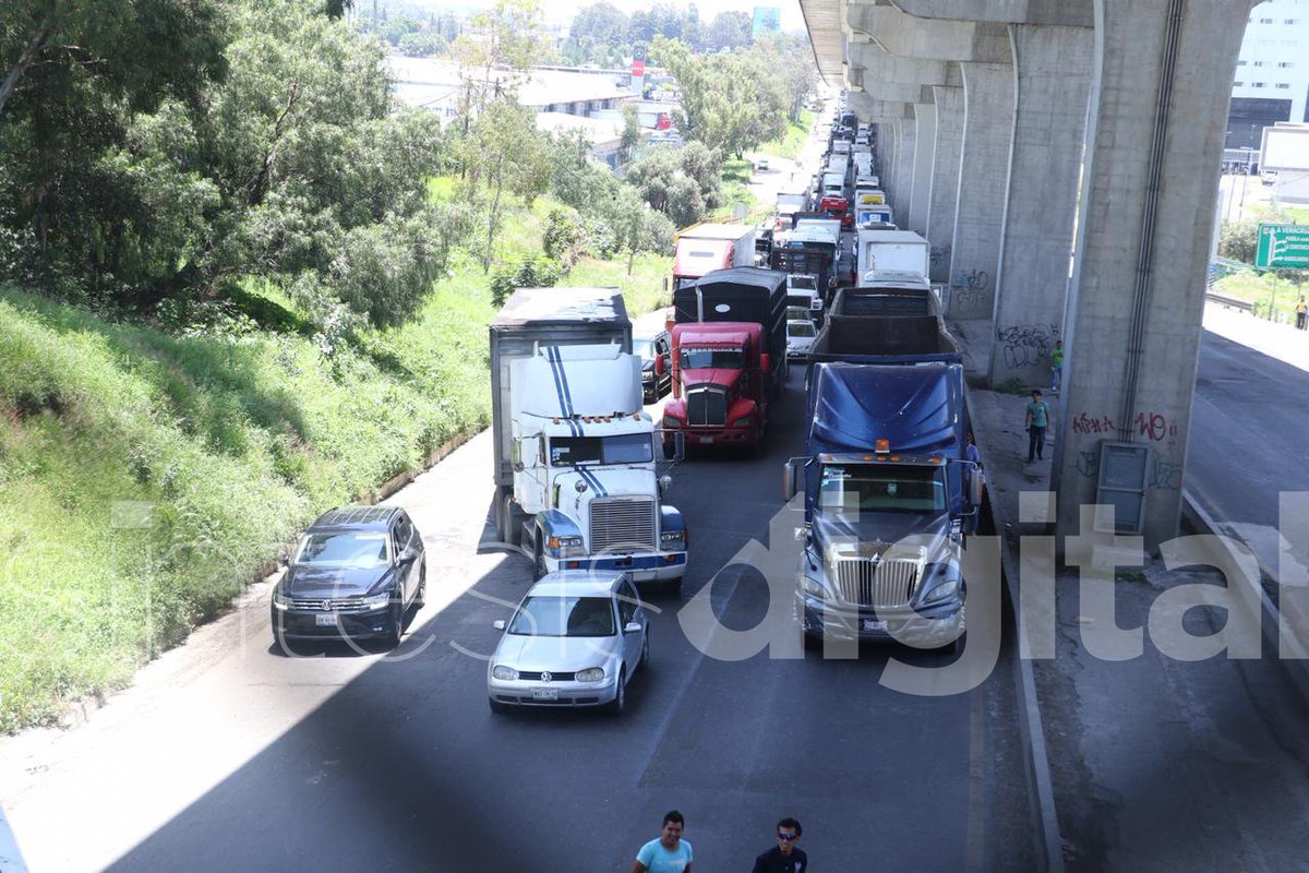 sintesisweb's tweet photo. #Puebla 🚜| Bloqueo de la UNTA a la altura de La María.

📸: @Alfredo_FdzH https://t.co/HlKFuQwggm