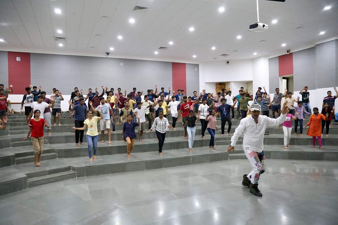 fpiitgn's tweet photo. Grooving on the new trending Bollywood songs, the students were seen dancing their heart out. The dance workshop was conducted by one of the famous choreographers of Bollywood, Mr Kush Banker.
#FoundationProgram2019 #FP2019 #BollywoodDance https://t.co/lzy9r8mnMc
