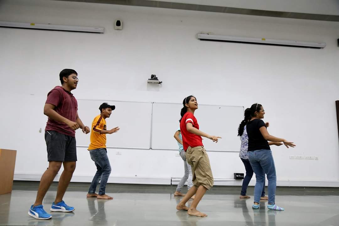 fpiitgn's tweet photo. Grooving on the new trending Bollywood songs, the students were seen dancing their heart out. The dance workshop was conducted by one of the famous choreographers of Bollywood, Mr Kush Banker.
#FoundationProgram2019 #FP2019 #BollywoodDance https://t.co/lzy9r8mnMc