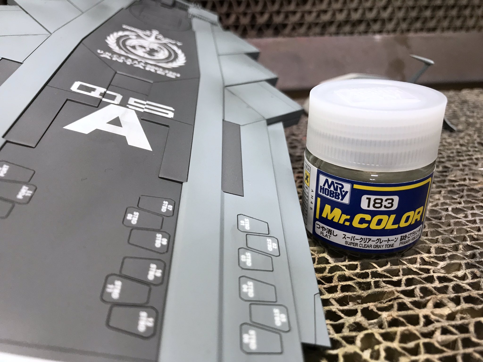 Ma デカール部分に一旦クリアー吹いて 感想したらクレオスのスーパークリアーグレートーンを濃いところ薄いところをワザとまだらに吹き付け T Co Z81pvlcrlq Twitter