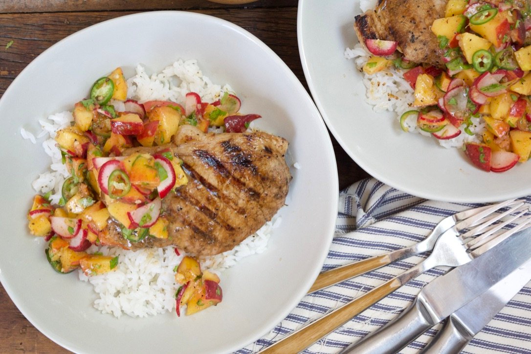 localcrate's tweet photo. This week’s menu features dishes to satisfy any craving whether it be sweet, spicy, or smoky!  
🍑 Grilled Pork Chop &amp; Peach Salsa Bowls 
🍤 Spicy New Orleans Shrimp Linguine 
🍽 Beef Tostadas with Tomatillo Pico &amp; Smoky Chipotle Sauce https://t.co/KIuBz4JMjY