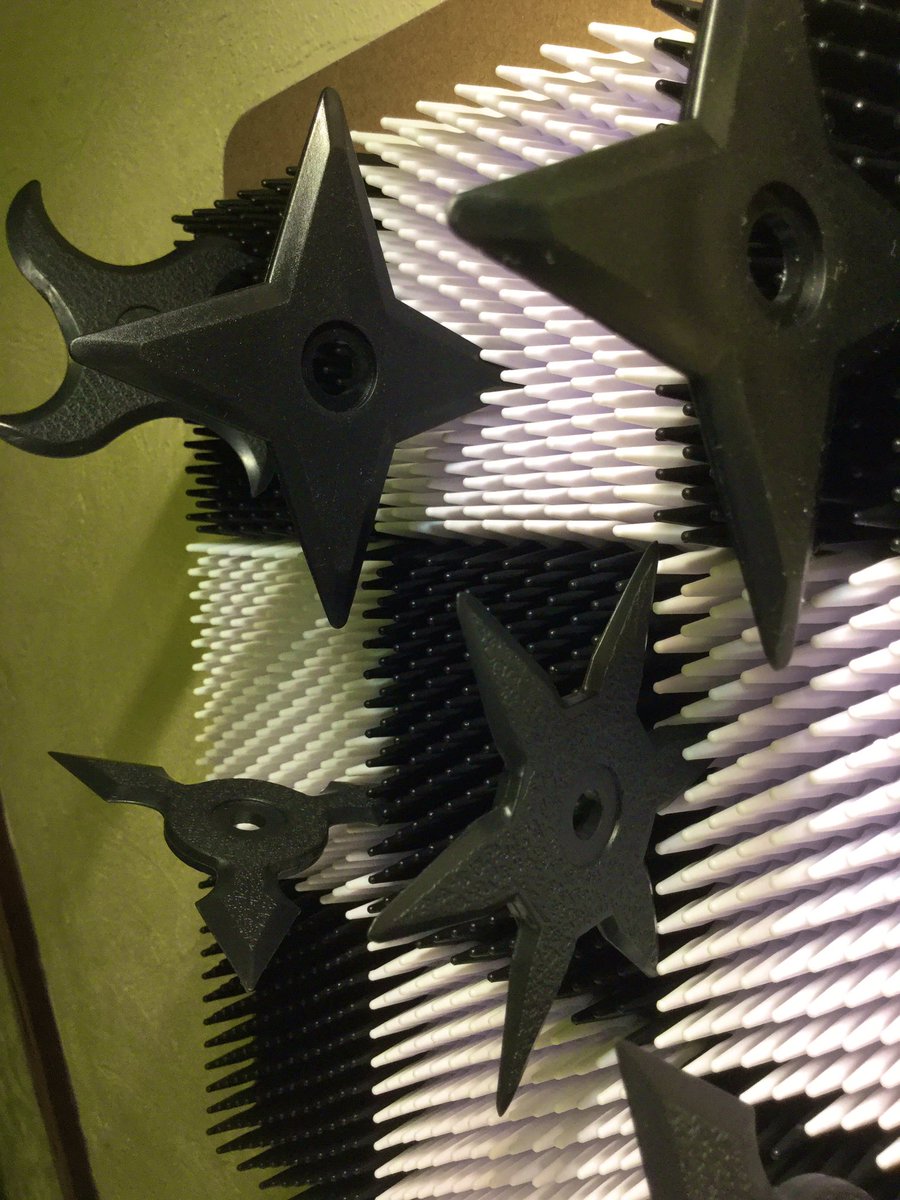 Naotananase 七瀬社 小説 絵描き على تويتر なんで手裏剣なんか探してたかというと ダーツの手裏剣版みたいなおもちゃをゲットしてしまったからなのだ これ ゴム製の手裏剣を使うのだけれど ボスって重い音で刺さるからとても気持ちが良い Ninja Naotananase 七瀬社 小説 絵描き على تويتر なんで手裏剣なんか探してたかというと ダーツの手裏剣版みたいなおもちゃをゲットしてしまったからなのだ これ ゴム製の手裏剣を使うのだけれど ボスって重い音で刺さるからとても気持ちが良い Ninja