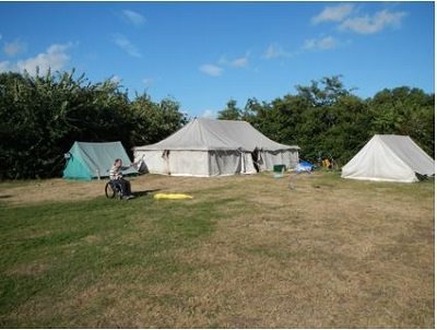 JKF_Kinderfonds's tweet photo. @JKF_Kinderfonds wenst alle jongeren die deze week deelnemen aan het @LCKV Wheelerkamp op #Terschelling heel veel plezier! Met je rolstoel back to basic kamperen! #JKFproject https://t.co/mk4gLbFK7t https://t.co/vv0QdYNjHh