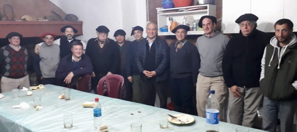 juancjuarez11's tweet photo. #Lujan reunión Comisión del Círculo #Criollo #MartínFierro, de #Jáuregui, juntos promoveremos Nuestras #Tradiciones. Seguimos en contacto con Nuestros #Vecinos e #Instituciones. Gracias por la Invitación. @Somos_Lujan #VotaLista15 #JuarezIntendente https://t.co/dm80ik1gbX