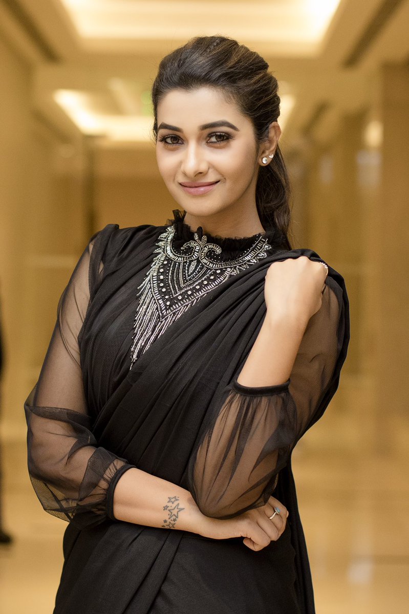 priya_Bshankar's tweet photo. Thanks for the evening @provoke_social and for the recognition as best promising actor! @ashwinthiyagarajan you are nothing but love🖤 PC @kiransaphoto #provoke https://t.co/Bd9NMKECao