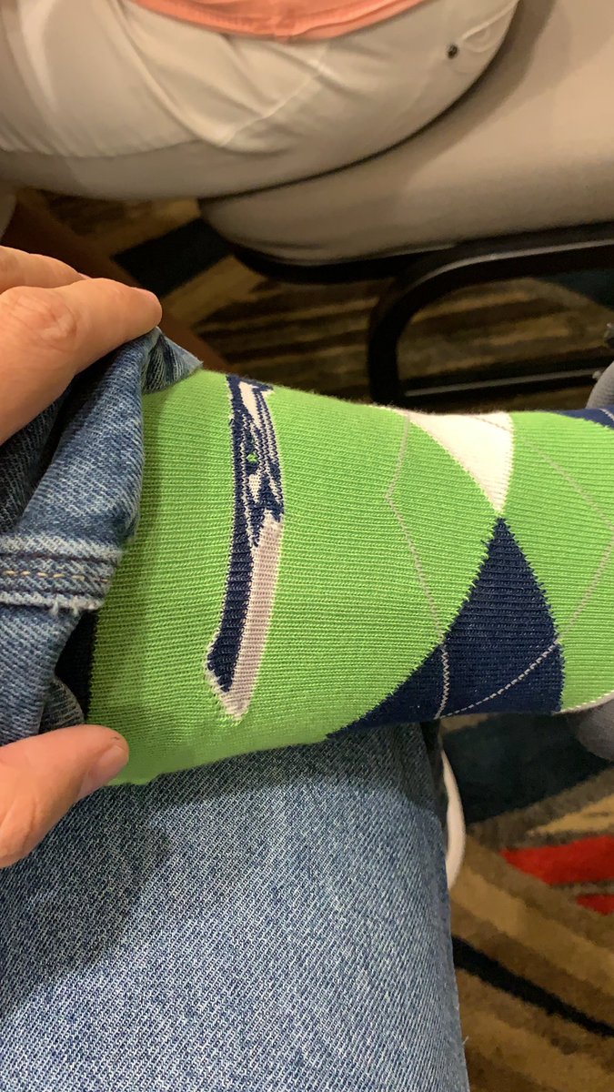 carlosaguila's tweet photo. Calcetines #DaGF porque hoy ganan los @Seahawks
#GoHawks #WeAre12 #SEA 🆚 #DEN https://t.co/ICGvcARXl4