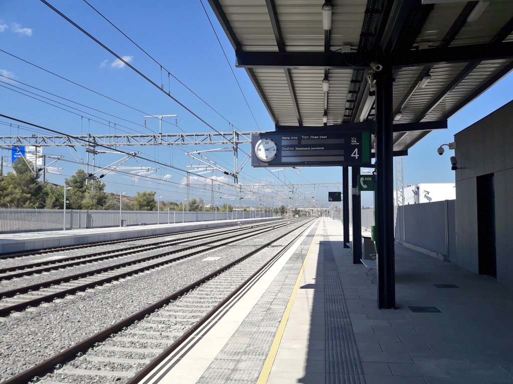 trenesmania's tweet photo. Cap tren a la vista. Vaig a veure si puc comprar ja algun bitllet 🤭🤭 https://t.co/HVDRQTYyMI