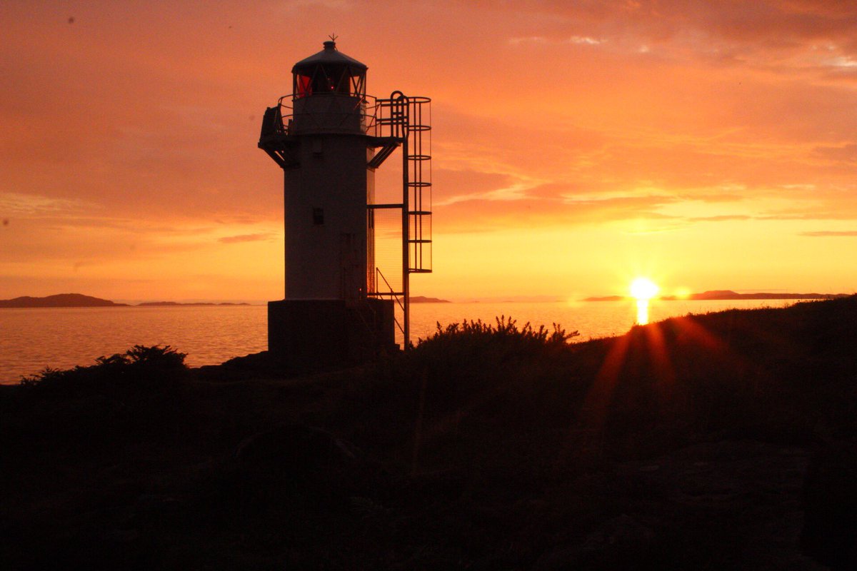 IslaT_photo's tweet photo. Day 3 - continued
After a lovely day in #Ullapool I decided to head out to one of my favourite #hiddengems in the area on a #sunsetmission . I was treated to the most stunning #sunset at #rhuelighthouse and couldn’t be happier with the results.
#visitscotland #scotland https://t.co/HoDQBnmId9