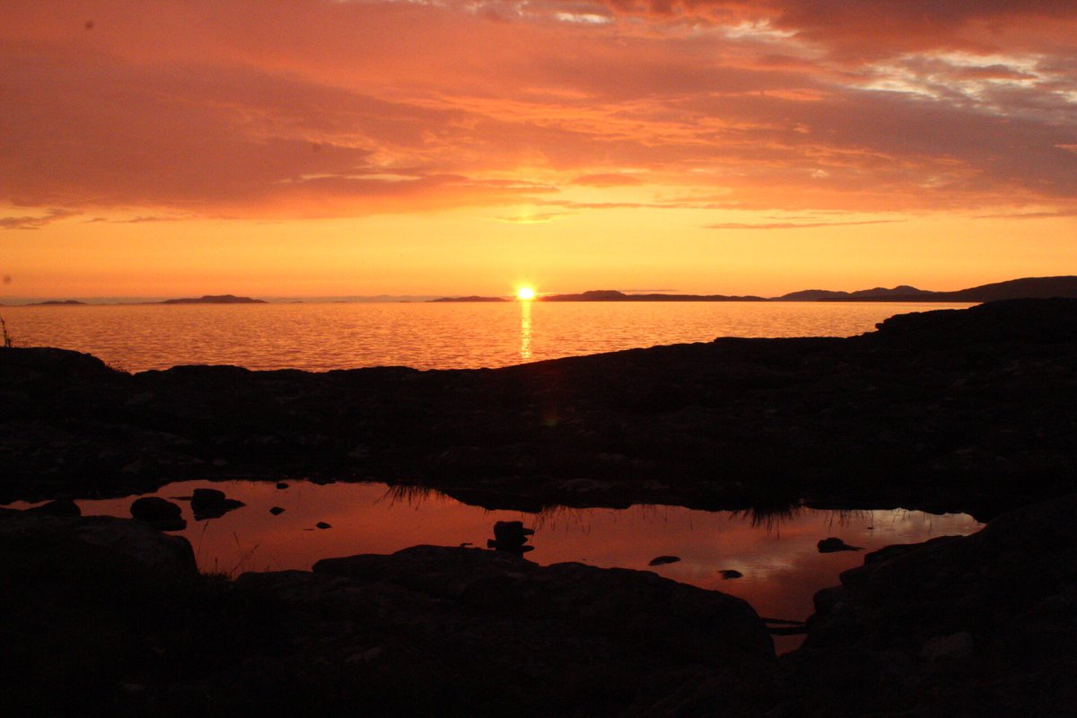 IslaT_photo's tweet photo. Day 3 - continued
After a lovely day in #Ullapool I decided to head out to one of my favourite #hiddengems in the area on a #sunsetmission . I was treated to the most stunning #sunset at #rhuelighthouse and couldn’t be happier with the results.
#visitscotland #scotland https://t.co/HoDQBnmId9