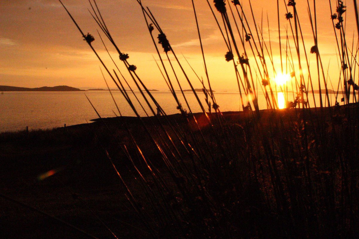 IslaT_photo's tweet photo. Day 3 - continued
After a lovely day in #Ullapool I decided to head out to one of my favourite #hiddengems in the area on a #sunsetmission . I was treated to the most stunning #sunset at #rhuelighthouse and couldn’t be happier with the results.
#visitscotland #scotland https://t.co/HoDQBnmId9