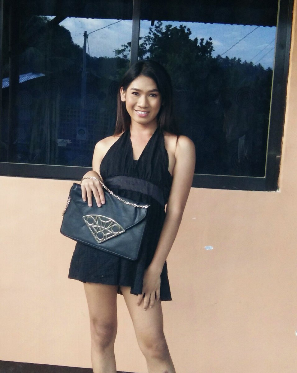 Hotminas100's tweet photo. Flex ko lang yung New Sling Bag ko from Dubai. 😂 https://t.co/hkLXIaAg6n