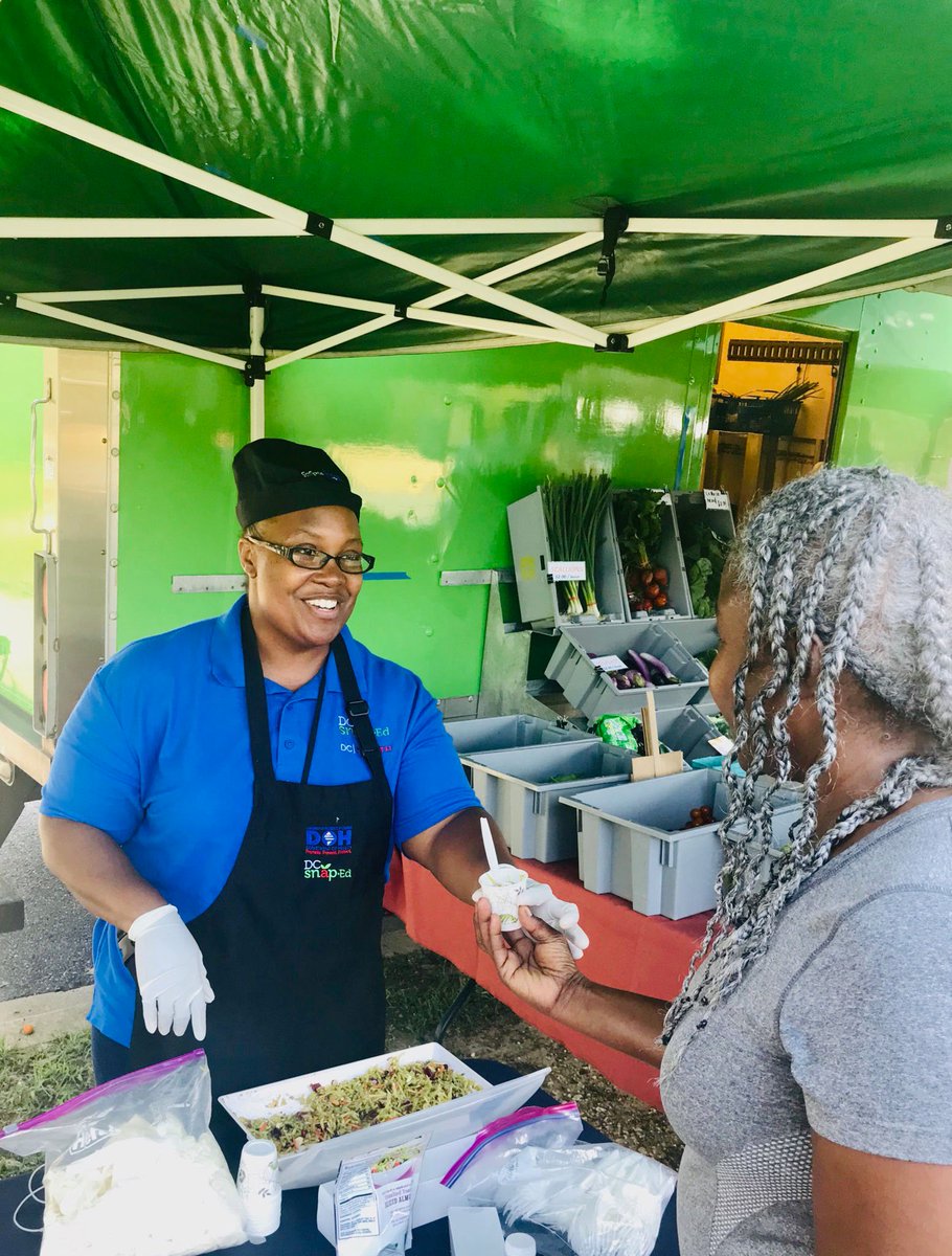 _DCHealth's tweet photo. DC SNAP-ED leads cooking demos and provides nutrition education at over 30 market locations during the summer and fall! Find an event close to you: https://t.co/kCn77ndRKd #lovemymarket #farmersmarketweek #DCWIC #DCSNAPED #FMNP #ProducePlus https://t.co/OA5zqSzWuG