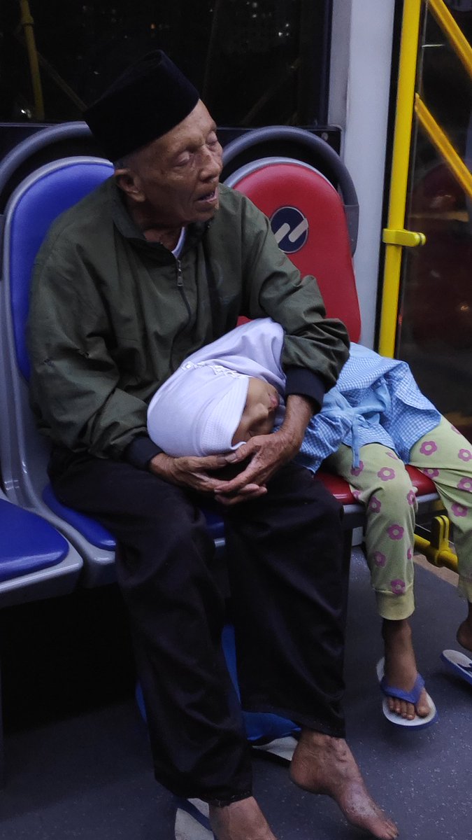 Tadi pas pulang naik TransJ..

Si kakek kelihatan sayang banget ama cucunya.. dia tidur sambil jahain cucunya..

cucunya tidur kepentok acrylic, dia tahan pake tangannya.. 

Terus pas hampir jatoh ke depan dia baringkan ke pahanya...

Semoga tetap sehat ya..