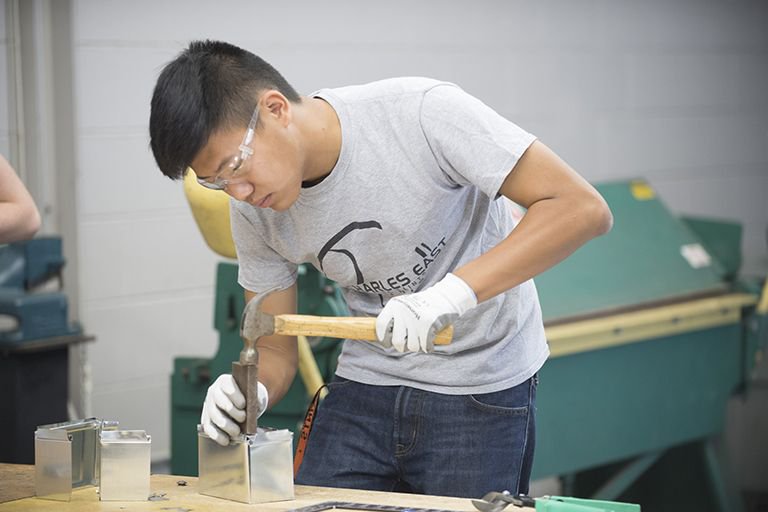 Hey, career minded #students! Check out these #scholarships worth up to $3,500 for students pursuing degrees that will lead to manufacturing careers! #ThursdayMotivation #ThursdayThoughts scholarships360.org/nuts-bolts-thi…