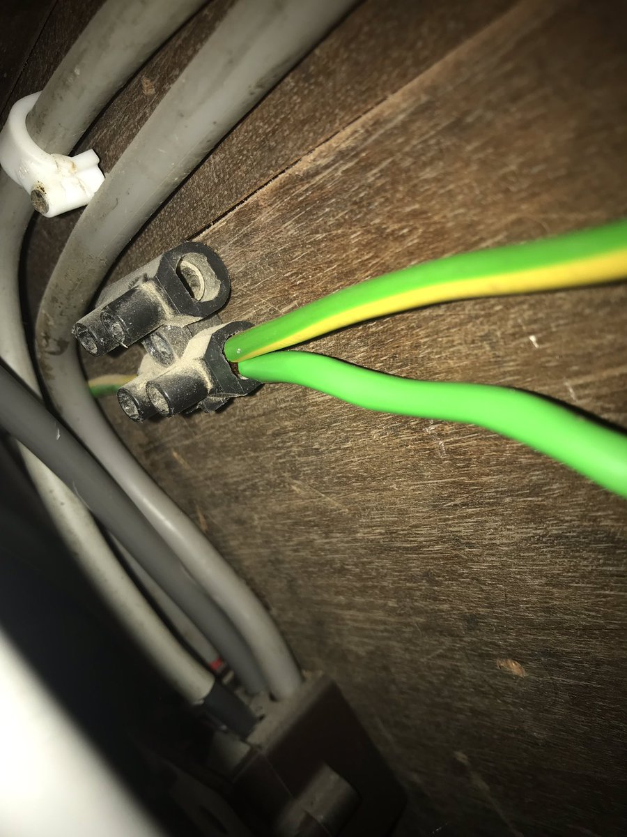 grantsesl's tweet photo. @ElectricalJuice @OfficialNAPIT I think so, can you see a 10mm bonding cable at all? Its ok the cert. Might be on this MET connector block https://t.co/iAXLhVCpys