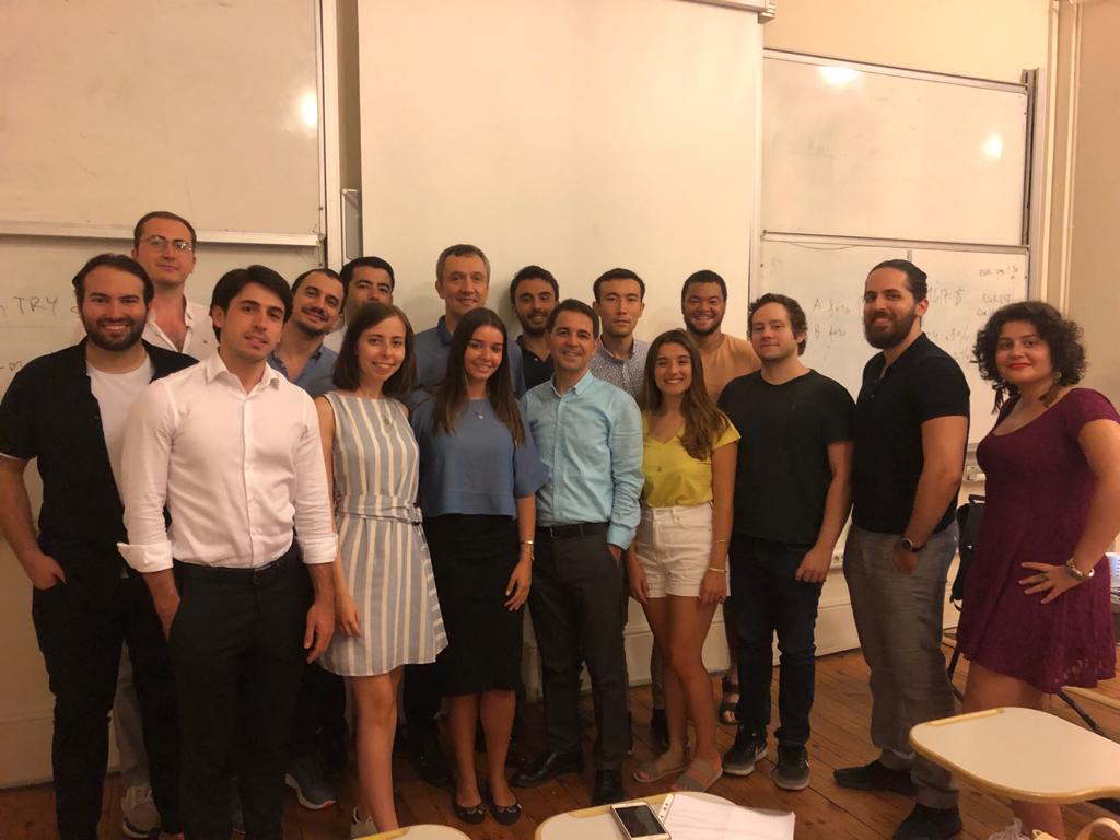 aksoyibrahim's tweet photo. Finalle birlikte Boğaziçi ECONFIN programında vermiş olduğum Makroekonomi ve Finansal Piyasalar konulu dersleri bu yıl da tamamladık. Beni öğrencilerle buluşturdukları için ECONFIN'e, katılım için öğrencilerime teşekkür ediyorum. @Econfin1 https://t.co/sueshjRtJ0