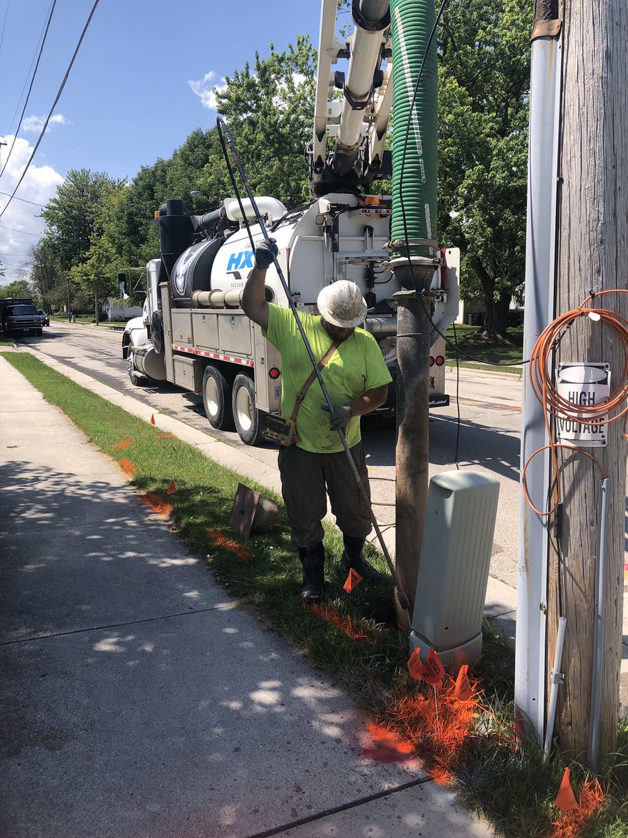 HawkDaylighting's tweet photo. utility locates for a directional drill shot. 
@ Oostburg WI
#hawkconstruction #construction #vactor #vactorhxx  #vactormanufacturing #hydrovac #hydroexcavation #excavation #excavate #hydraulics #hawk #teamhawk #hawkcrew #gettingitdone #safedigging #hawktuff #truvac https://t.co/jABvl3wU9l