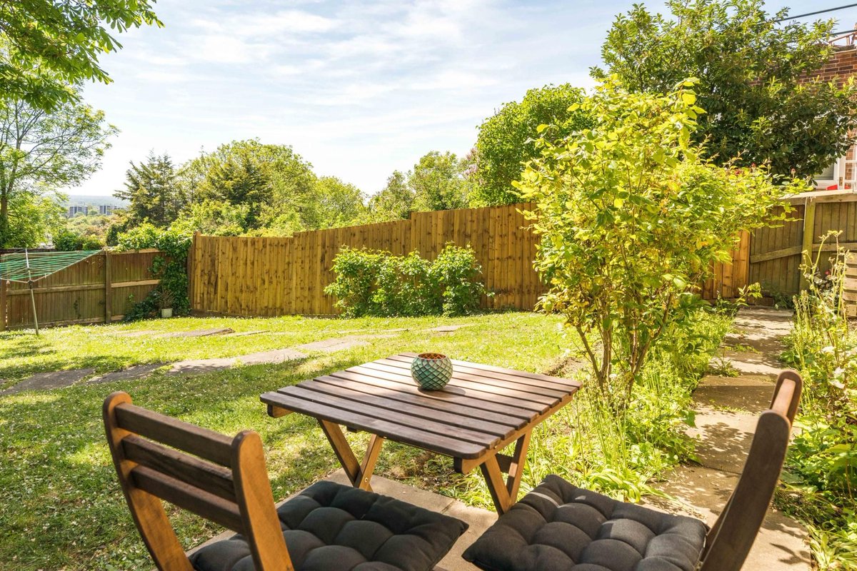 HelloGuest tweet media