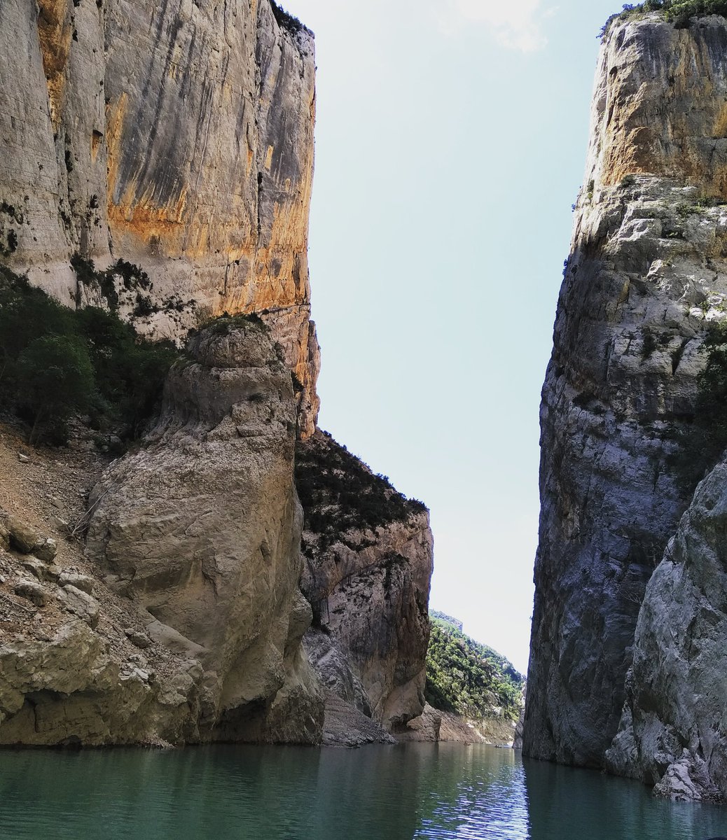 rqbmazul's tweet photo. Tornar a les muntanyes gegants del nord com cada estiu. De moment estem en l'avantsala, que també té paisatges així d'espectaculars...
Preparant-nos per a la vida espectacular que ens espera. #primerapart #Ribargorça https://t.co/BuznyUkBnG