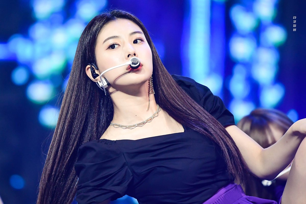 hellwonent69's tweet photo. Ok, Hyewon and Irene are sisters. I do the petition to make them appear in Secret Unnie together ๐๐๐ #KangHyeWon #baeirene #irene #2bae #kwangbae #izvelvet https://t.co/etHY81X1EH