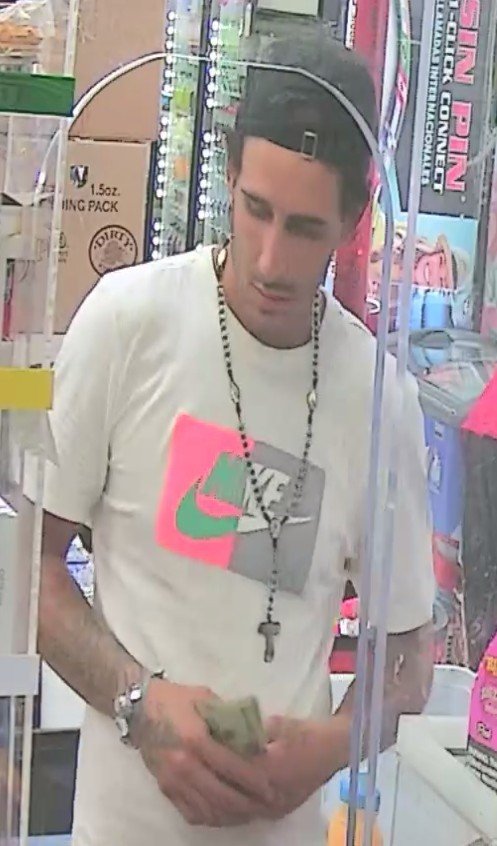 FBIMiamiFL's tweet photo. Investigators believe this individual was involved in both the Citibank branch robbery at 2750 Aventura Blvd, Aventura, FL (8/7/2019) and the BB&amp;T Bank branch at 2434 Hollywood Blvd, Hollywood, FL (8/6/2019).  Call FBI at (754)703-2000 with information. https://t.co/ep1SLcxgGU