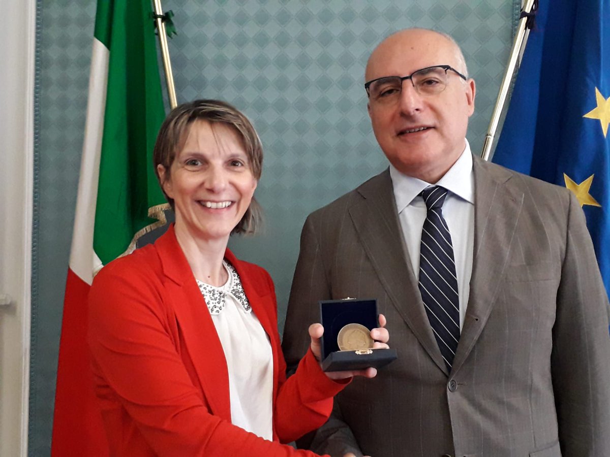 bellagiofest's tweet photo. Per il VII anno arriva la medaglia del presidente della Repubblica! #rossellaspinosa l'ha ricevuta dalle mani del prefetto Ignazio Coccia https://t.co/mcA3Za1bes