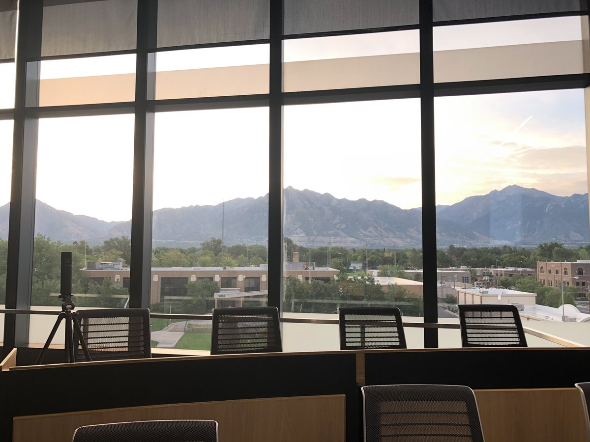 kfraidenburg's tweet photo. First-ever #CIOBootCamp at the Intermountain Transformation Center / Intermountain-CHIME Innovation Lab. @tstettheimer discussing vision, strategy, sharing tools. Engaged class, amazing faculty, great venue, and a great start! @CIOCHIME https://t.co/I94Jy8lqT7