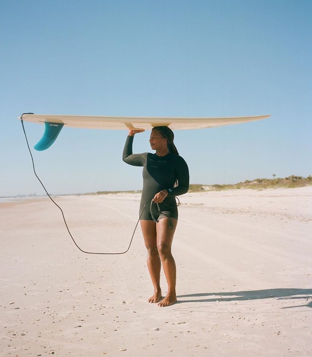 B A L A N C E
📷 <a href="/jennyhueston/">jenny</a>

#texturedwaves #womenwhosurf #representationmatters #diversifythelineup #texturedhair #naturalhair #saltysisters #womenssurfing #ladyslider #blackgirlmagic #womenofcolor #surfculture #surfsisters #surfergirl #surf #surfing #dreadlocks #locs