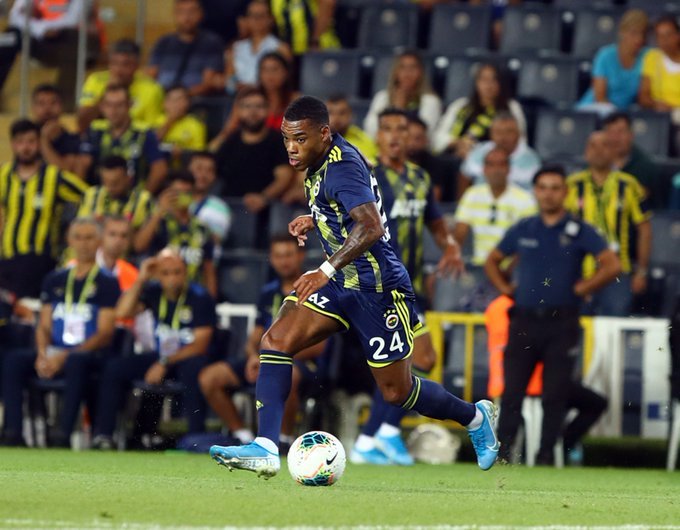Absinth_hestia's tweet photo. Garry Rodrigues eski takım arkadaşlarının fotoğrafını beğeniyor, yıllarca birlikte vakit geçirdiği arkadaşı. Adamlar yeşil saha dışında dost, arkadaş. Herkesi kendiniz gibi 3 iq'lu, eline bıçak verse sırf karşı takımı tutuyor diye adam öldürecek kadar sığır sanıyorsunuz tabi. https://t.co/HW3AhNR4Nb