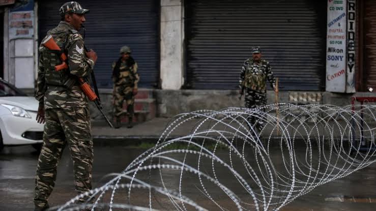 Jhagra's tweet photo. India has already lost Kashmir. Think about it.

If after 72 years, Mr. Modi's Kashmir plan required troops, draconian curfews &amp; pushing Kashmir into the communication stone age, India has lost the battle for Kashmiri hearts and minds. 

Now. And forever.

#SaveKashmirFromModi https://t.co/gQvj0gLgtK