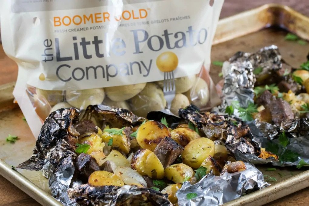 TaraNoland's tweet photo. Steak and Little Potato Foil Packs is the perfect meal for any night of the week with very little cleanup! Delicious w/garlic herb butter. #ad @LittlePotatoCo #foilpack #foilpacket #dinner #creamerpotatoes #littlepotatoes #steak #garlicbutter #bbq #grill https://t.co/6zt9jywbDn https://t.co/IxtVXNvqgO
