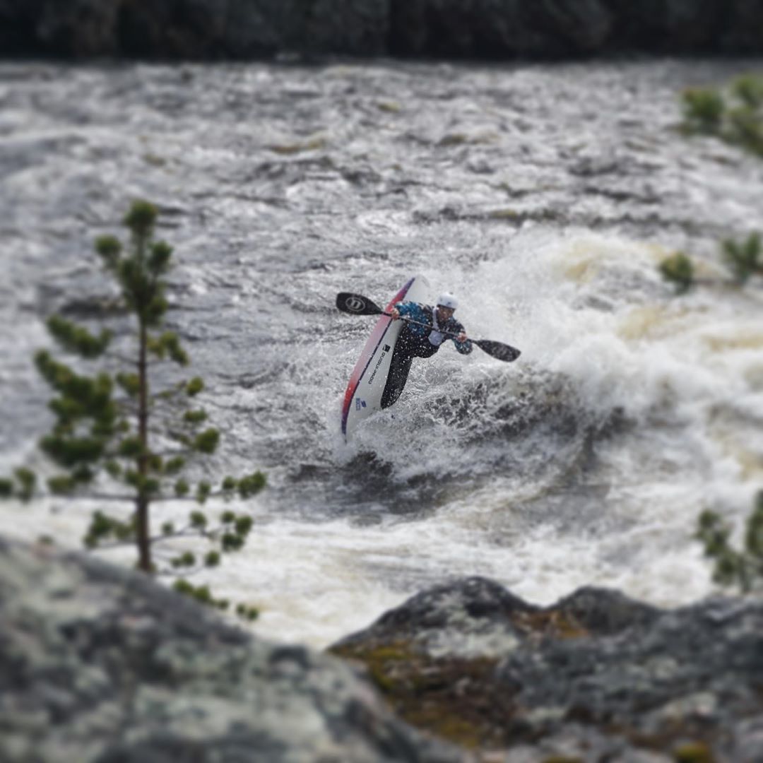 Level_Six's tweet photo. Level Six paddler @visarahkola know how to throw them good old clean blunts 🌲🌊😛
📸 @AnniMykkanen
#laplandlove #lapland #thulebringyourlife #levelsixba #predatorhelmets #doubledutchpaddles #noccofinland https://t.co/bSay1DmiUu