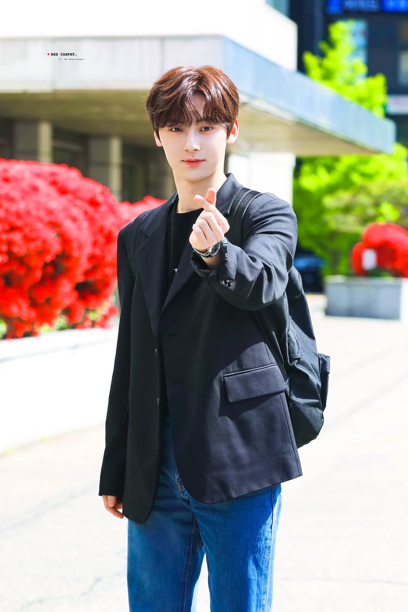 redcarpet_mh's tweet photo. 너의 스물다섯 번째 여름을 진심으로 축하해🍃
누구보다 더 행복한 하루가 되길 바랄게☺️♥️

#산랑하는_우리혀니_황축생축 
#OurSummerMinhyun
#한여름의_시작_생일축하해_민현아
#HAPPY_MINHYUN_DAY https://t.co/gBcCEfeomg