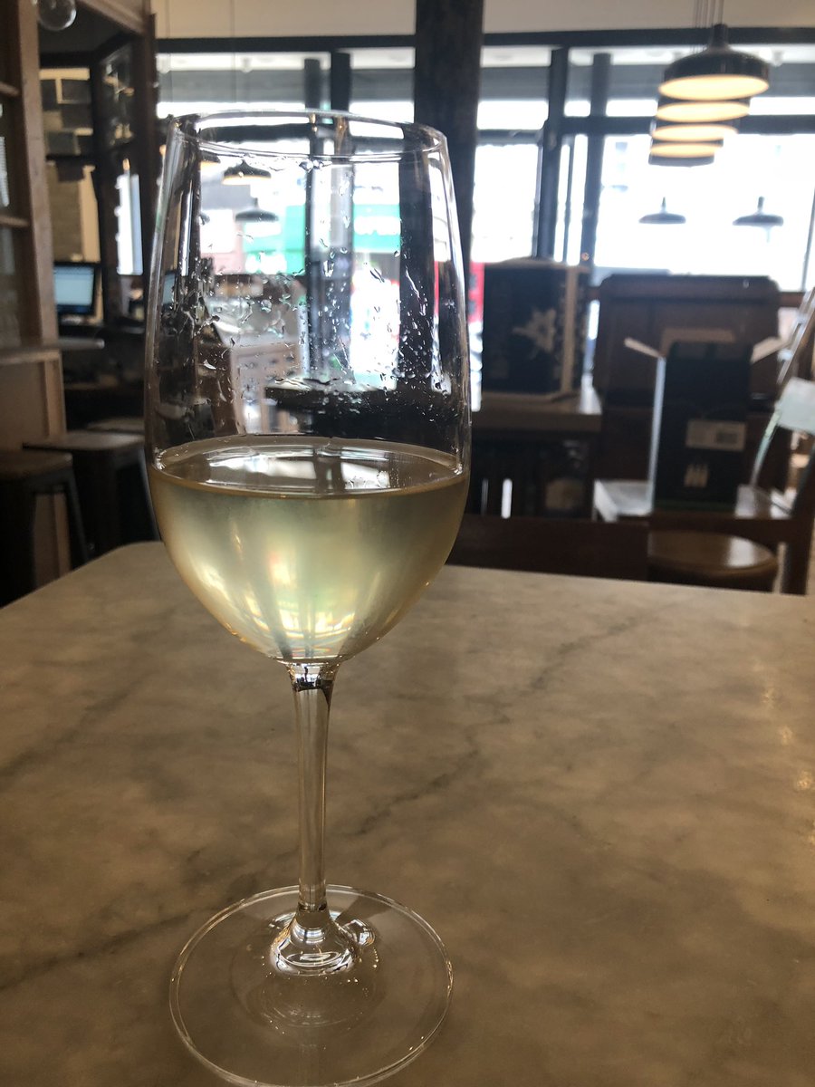 itacapoe8's tweet photo. #CavedeBelleville #vins #épiceriefine #bonproduit #vin #vi #parisjetaime #cuISAna #top https://t.co/KW4MbqB1da