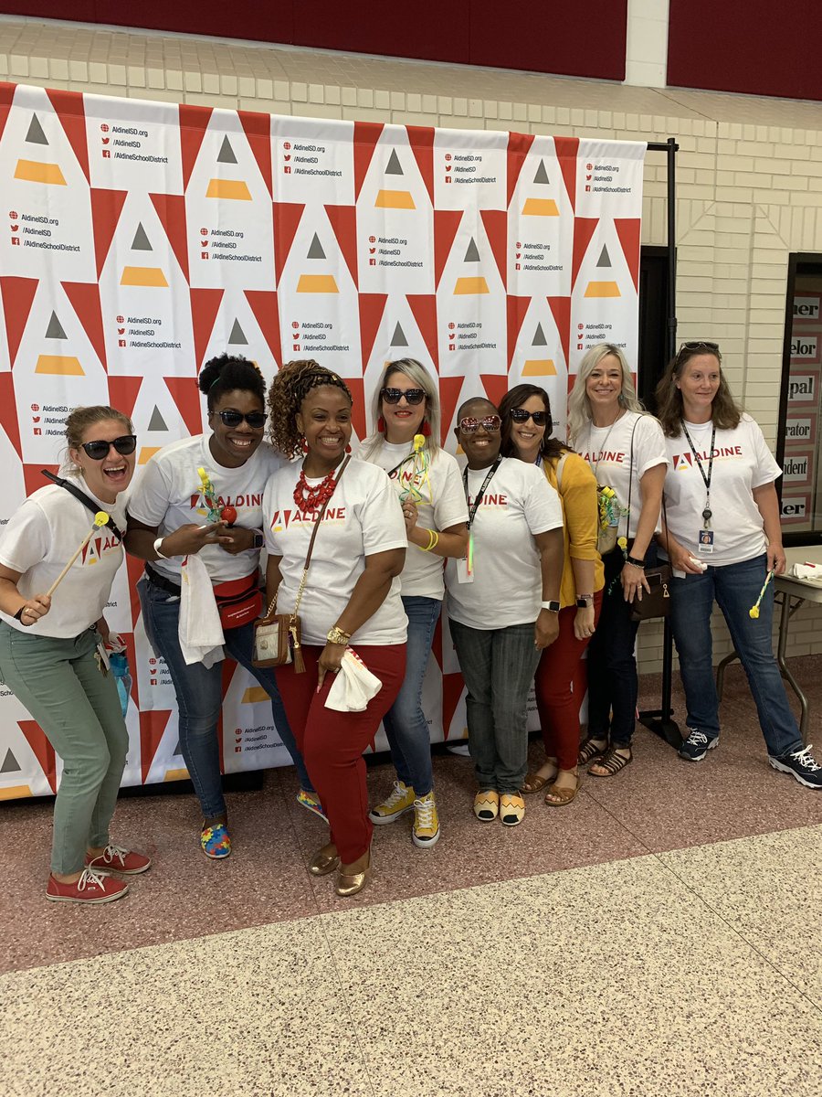 MsGGarcia204's tweet photo. #WeAreAldine #LightItUpGL #shiningbrite @shinebrightPat @MNGriffi402 @PattyWillis1 @SarahSutter8 @keklosterboer @Kennedy701Mrs https://t.co/BwMef7jRsj