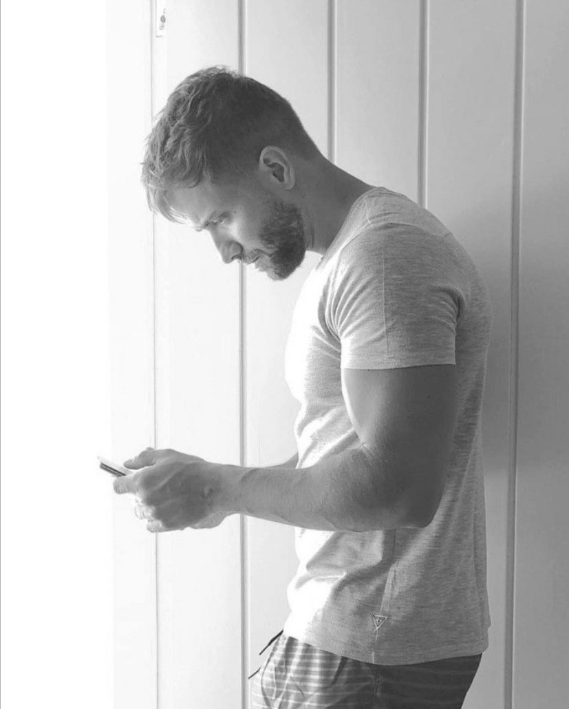 nudeguys_'s tweet photo. Yo tras hacer zoom. Viva Pablo Alborán!!! https://t.co/NU02zygj2v