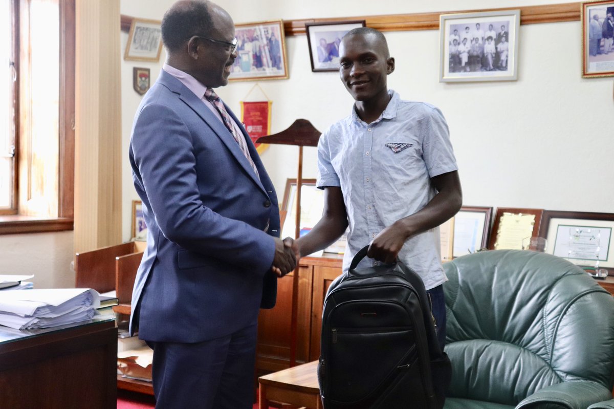 ProfNawangwe's tweet photo. I have had the pleasure to meet Mr. Ssuubi Henry Kiyimba the student who was mercilessly attacked on social media as unfit to come to Makerere. I have encouraged him to enjoy his stay at Makerere and work hard on his future career. https://t.co/PsTy5J1RRt