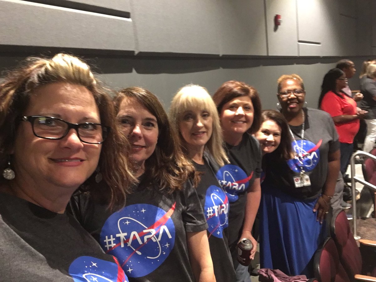 gmossluvs2teach's tweet photo. TaraO first grade teachers and our ITF welcome Laurie Perkins to our team!!!  #TaraO #teachtheville https://t.co/m8I8c5fKvc